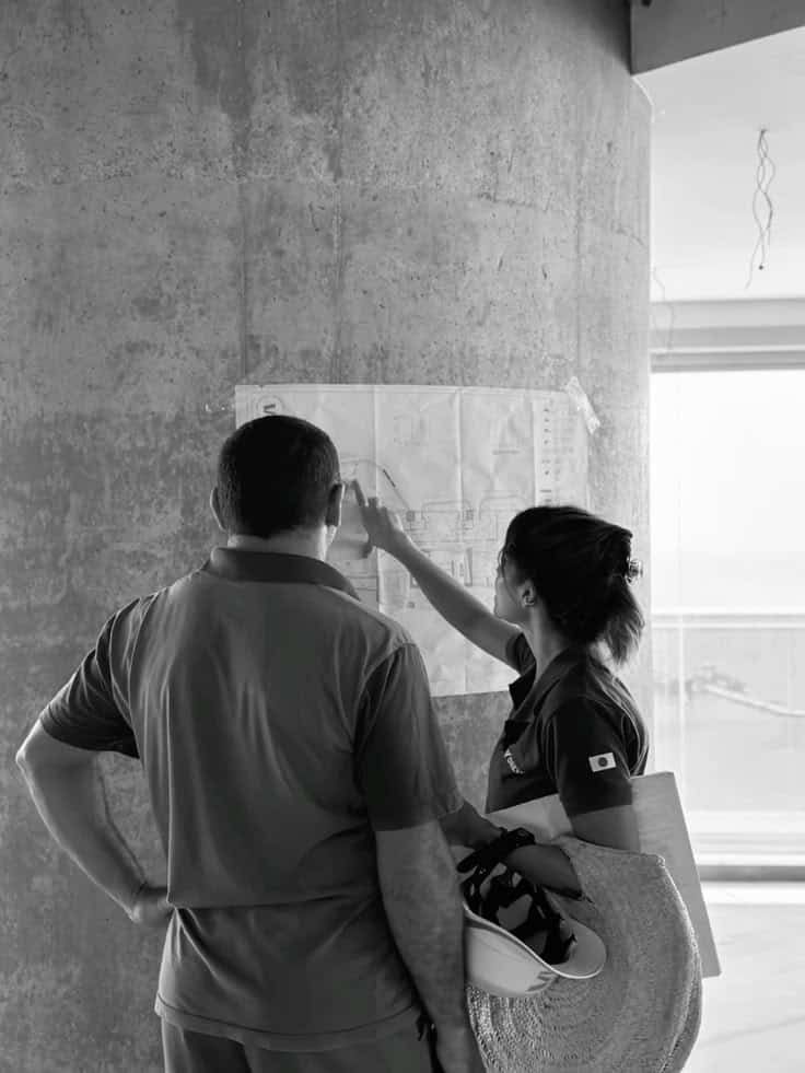 Porträt des Gründers vor einer Weltkarte, symbolisiert globale Strategie