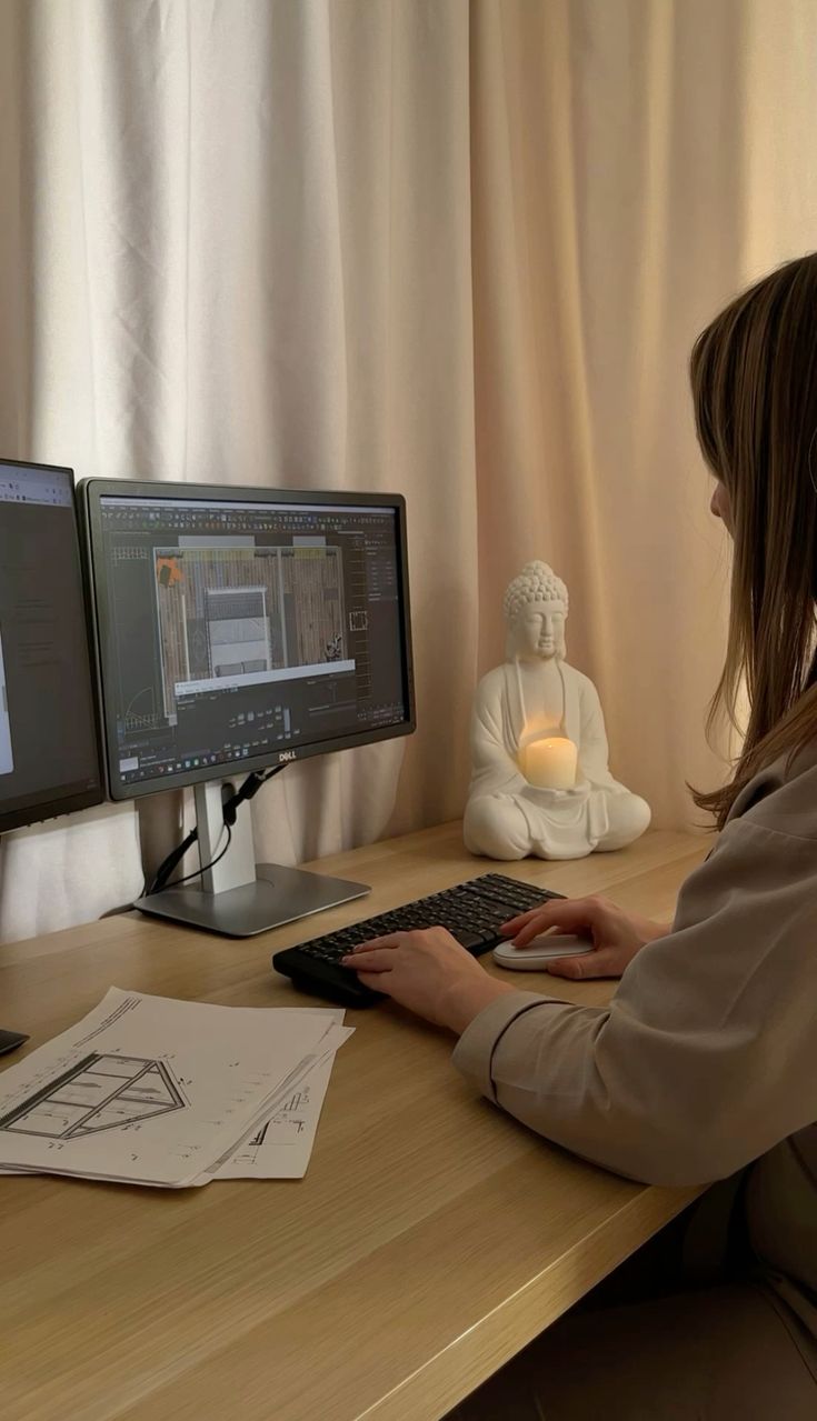 Person arbeitet fokussiert am Laptop